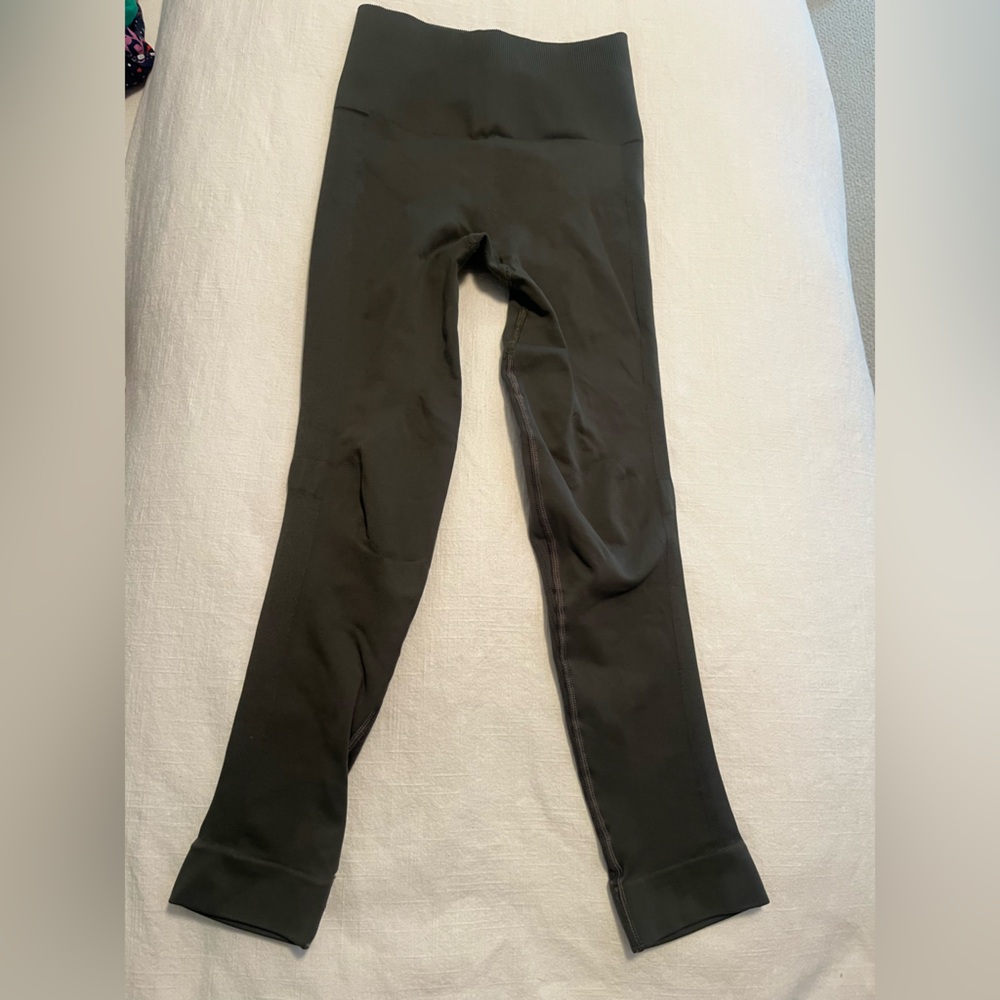 Lululemon original leggings 🫒 
Size xs
Olive green